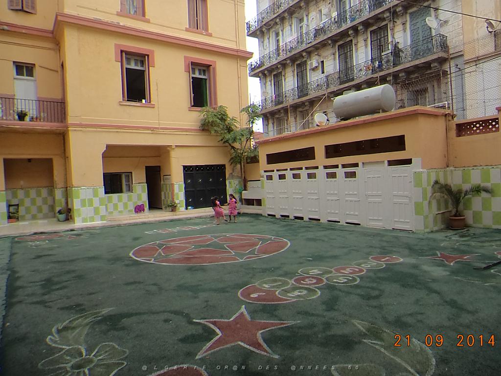 34-Ecole Primaire Paixhans-La cours.JPG -                                
